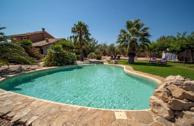 beautiful spacious Countryhouse up to 14 Guests, 7 bedrooms, private pool
