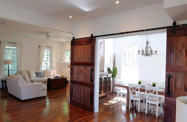 Beautiful Saratoga Springs farmhouse on 2 acres near Broadway and Spac