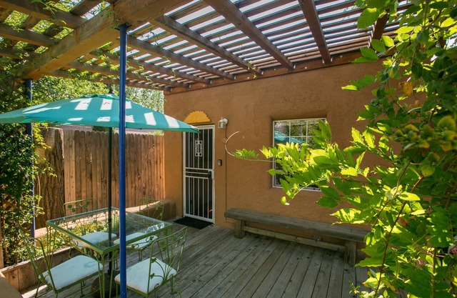 Beautiful southwest casita in walking distance to historic Nob Hill on Route 66.