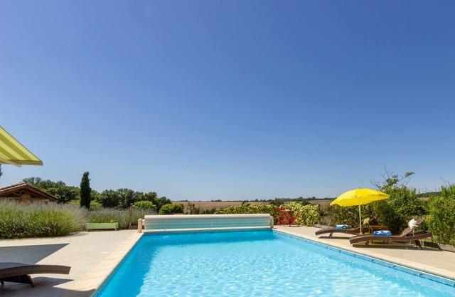 Beautiful, spacious house. Private pool, tennis, views. Near to historical towns