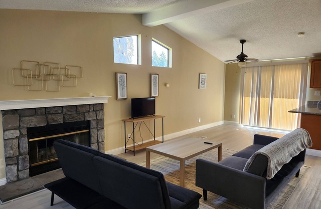 Beautiful, spacious 3 bedroom Napa Adjacent hideaway. Pet and family friendly