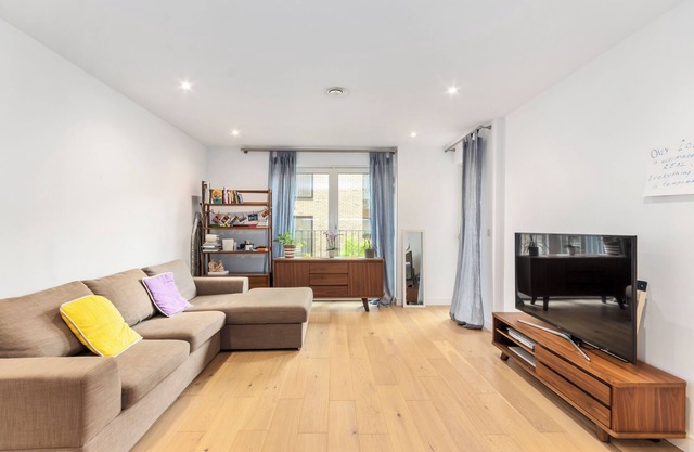 Beautiful spacious 2 bedroom 2 bathroom flat East Village. Plus Sofa Bed