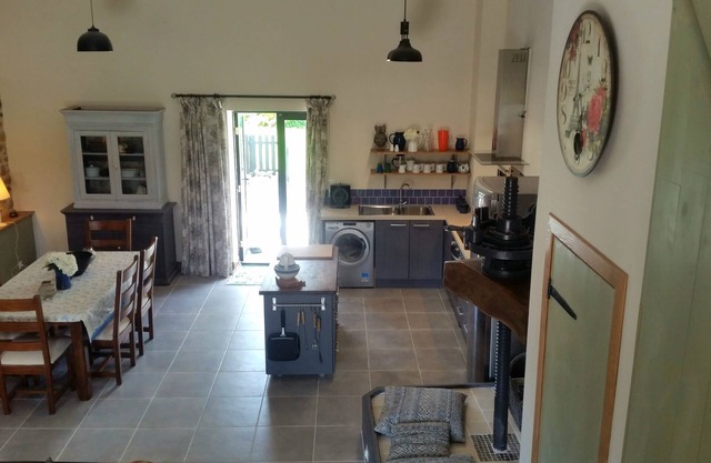 Beautiful, spacious, 2 bed renovated breton cider press, 10km from the coast!