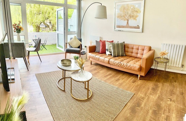Beautiful & Spacious 3 Bedrooms Flat with Free Parking & View