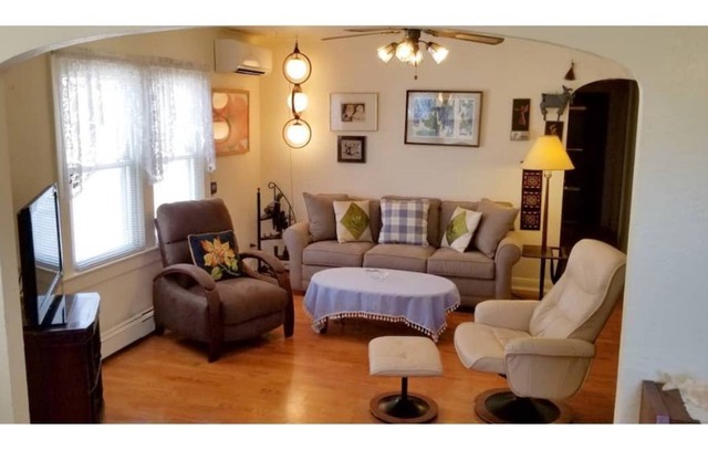 Beautiful, Spacious Apartment Unit near Beach with King Bed and Washer & Dryer