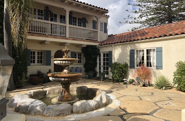 Beautiful, spacious, sunny courtyard studio with fountain in Foothill Estate.
