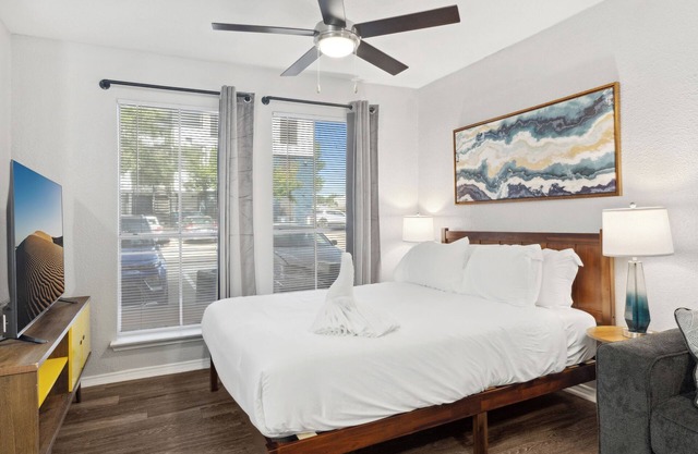 Beautiful Studio in University Hills 5787