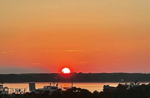 Beautiful sunset views/Central AC/4 Bedroom 2 Bathroom Home