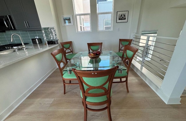 Beautiful Townhome a short walk to beach and downtown with stunning Island views