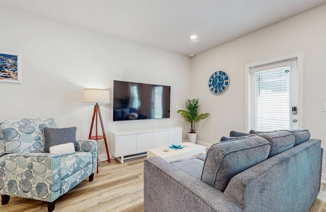 Beautiful townhouse with plenty of space, full kitchen & close to beach