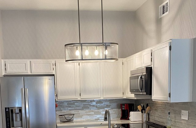Beautiful Updated Home in the heart of DFW patio, pergola, grill, relaxing etc.