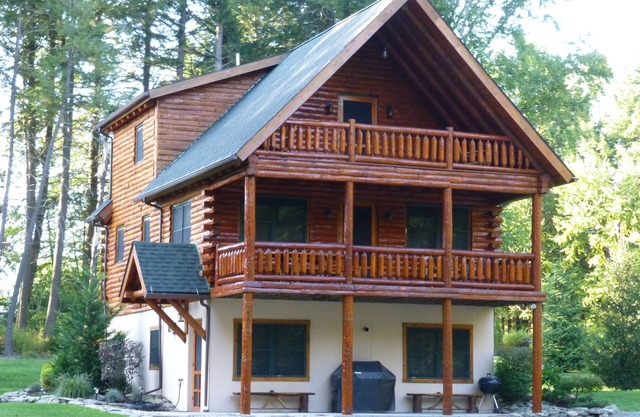 Beautiful, upscale log home located 2 miles from Elk Mountain