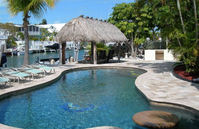 Beautiful Venetian Shores, Cozy home, Heated pool, Tiki, Boat Lift, Fish & Dive.
