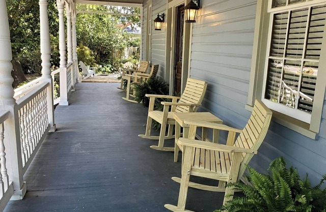 Beautiful Victorian-style home - 15 min from beach