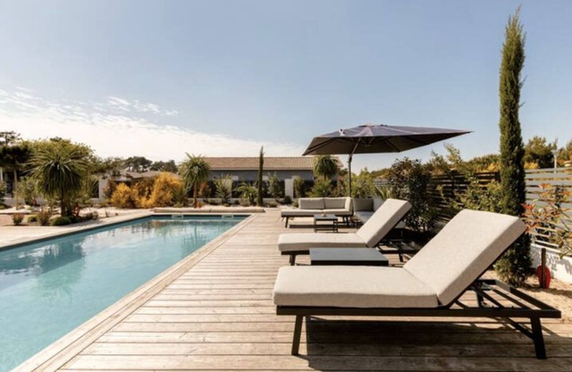 Beautiful villa 800m from the ocean - 5 bdrms 12 pers - heated salt pool and pétanque court