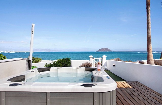 Beautiful Villa “Luxury Oceanfront” Directly by the Beach with Sea View