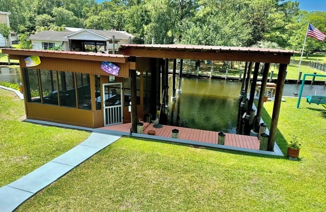 BEAUTIFUL WATERFRONT . GNAT SCREENED BOATHOUSE AND AJOINING COVERED BOAT SLIPSn