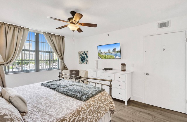 Beautiful Yacht Club at Aventura amazing Marina view -Parking included