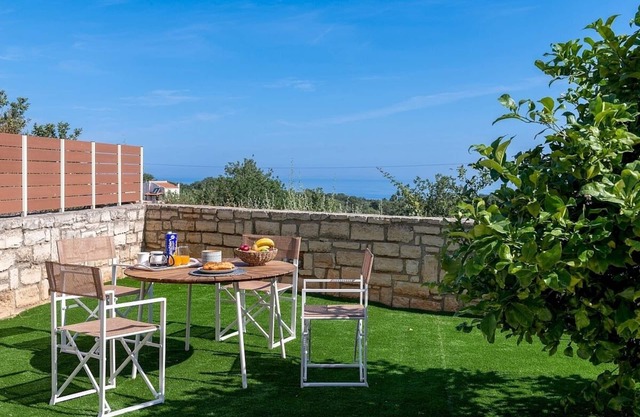 Beautifully Appointed Apartment in Prines, A/C, Garden, Sea View - 10mins from Rethymno & Beaches!