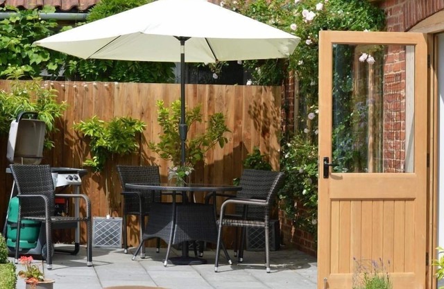 Beautifully appointed garden cottage with hot tub