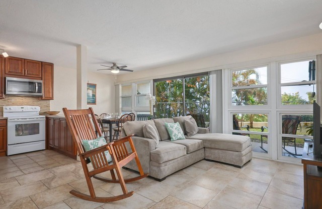 Beautifully appointed 2-bed, 1-bath condo in the heart of Kealakekua, Big Island of Hawaii.