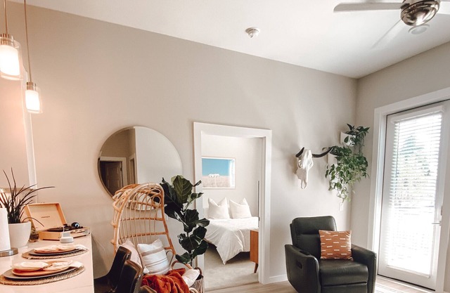 Beautifully decorated boho chic 1 bedroom apt w/ resort amenities!