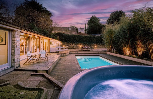 Beautifully presented dog friendly holiday home in the Cotswolds with a hot tub and swimming pool -