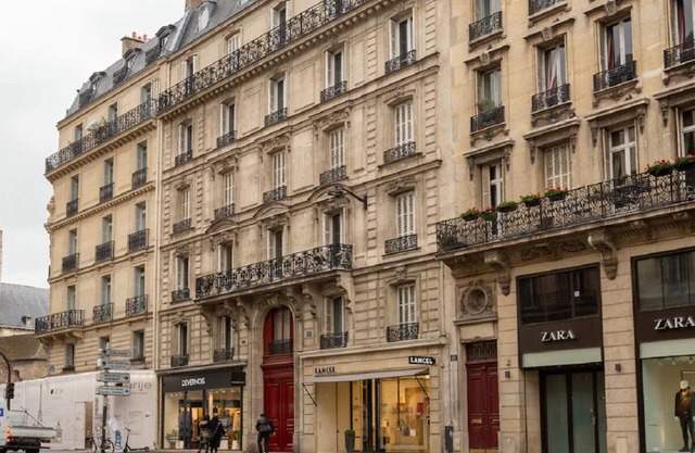 BEAUTIFULLY VINTAGE- STUNNING ART DECOR IN ST GERMAIN DES PRES