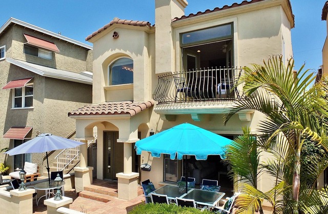 Beauty by the Beach – Stunning 3 BDR for 8, Walk to Beach and 2nd Street!