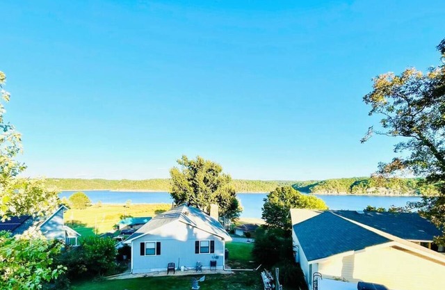 Beaver Lake Studio - King size bed and lake view