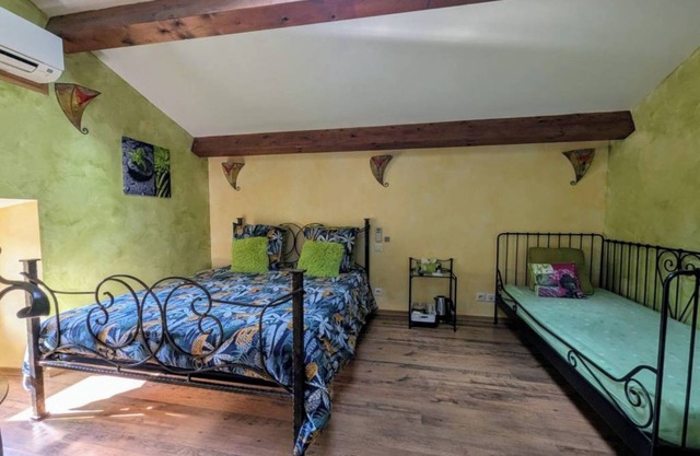 Bed and Breakfast 'Chambres D'hôtes - La Capluc' with Mountain View, Wi-Fi and Air Conditioning