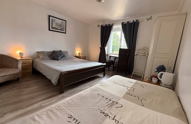 Bed and Breakfast 'Chambre 3 Et 4' with Lake View, Shared Pool and Shared Garden