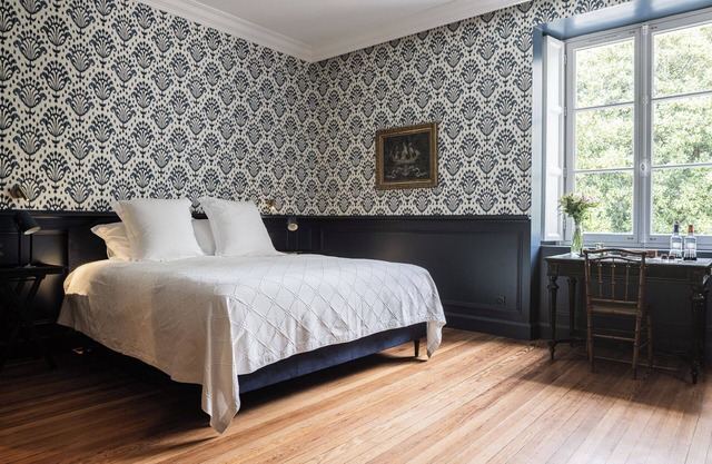 Bed and breakfast in a 16th-century wine château