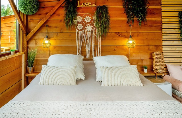 Bed and Breakfast 'Magnifique Lodge Pour Amoureux' with Private Terrace and Private Garden