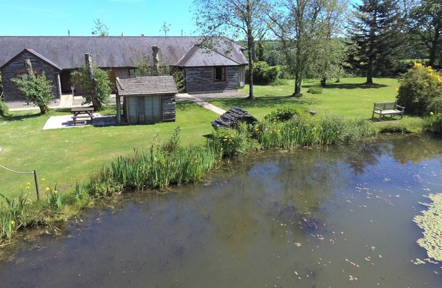 Beech - 2 bedroom lakefront cottage with fishing, indoor pool & hot tub