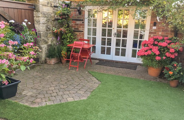 BEECH VIEW, character holiday cottage, with hot tub in Malton