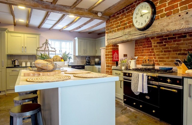 Beecham Farmhouse - sleeps 12 guests in 6 bedrooms