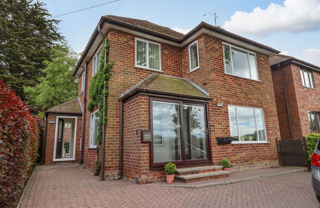 BEECHWOOD VISTA, family friendly, with a garden in Scarborough