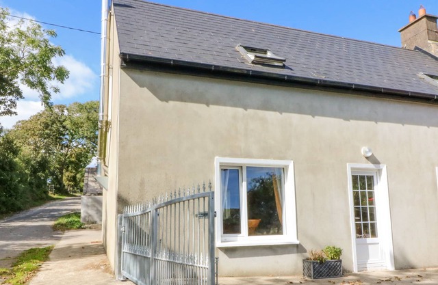 BEEHIVE COTTAGE, pet friendly in Kilbrittain, County Cork