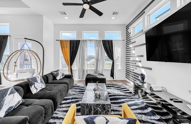 Beehive House- Stylish Houston Getaway 3 Bedroom Home