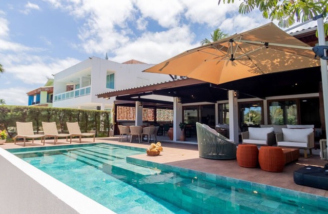 Belissima Casa Muro Alto, Recentemente Reformada, com 6 Quartos , 5 Suites,