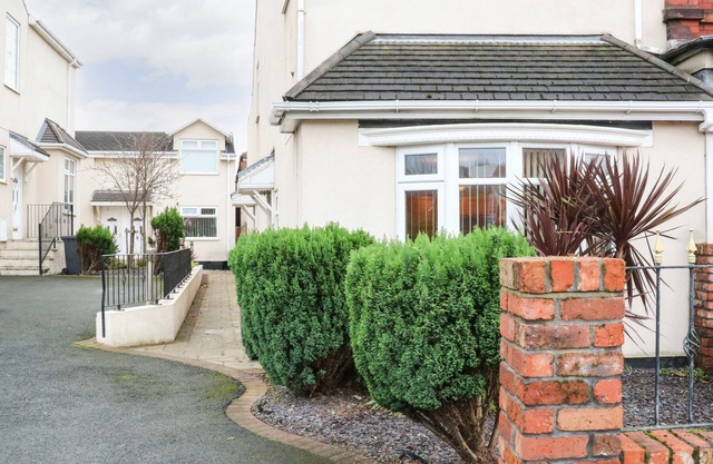 BELLA VITA, pet friendly, with a garden in Southport
