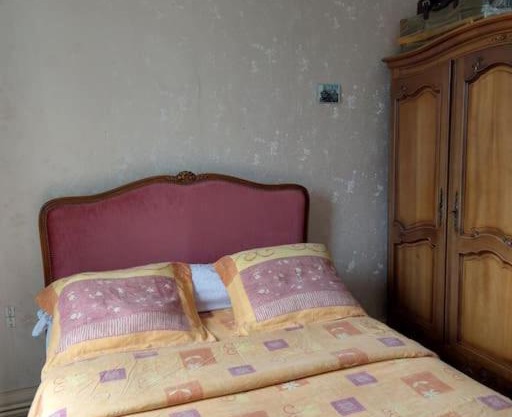 Belle chambre lumineuse et chaleureuse