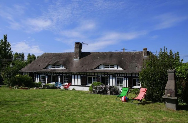 Belle Longère normande, cheminée et jardin arboré