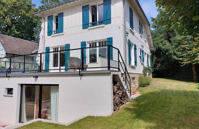 Belle Maison Familiale Proche de Paris et Versailles, 6-7 Chambres, 10-13 Pers