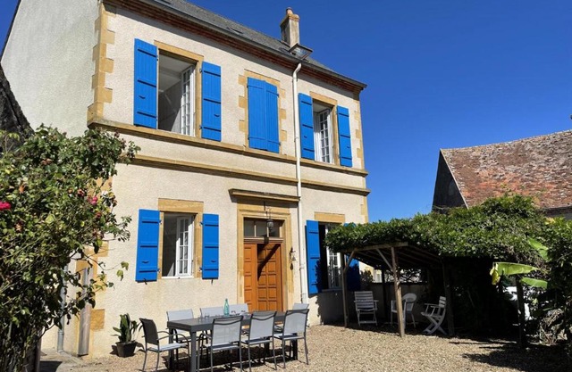 Belle maison familiale en campagne avec terrasse et jardin - FR-1-489-387