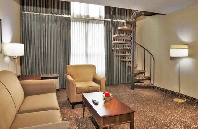 Bellevue Awaits! 2 Pet-friendly Units, Pool, Free Parking, Near T-Mobile Arena