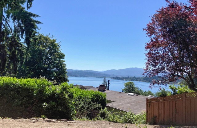 Bellevue Convenient 1 BR Lakeview House Upper Level