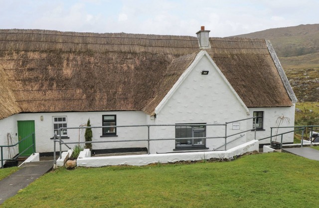 BEN BRACK, pet friendly, with open fire in Oughterard, County Galway