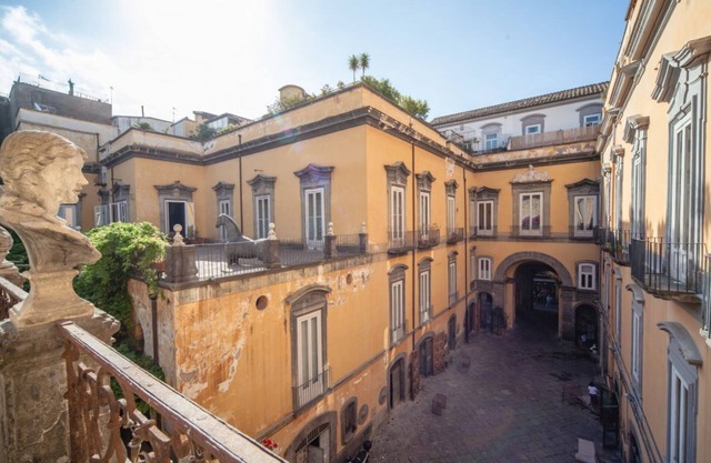 Benedetto Croce: an apartment with spectacular views in Palazzo Marigliano